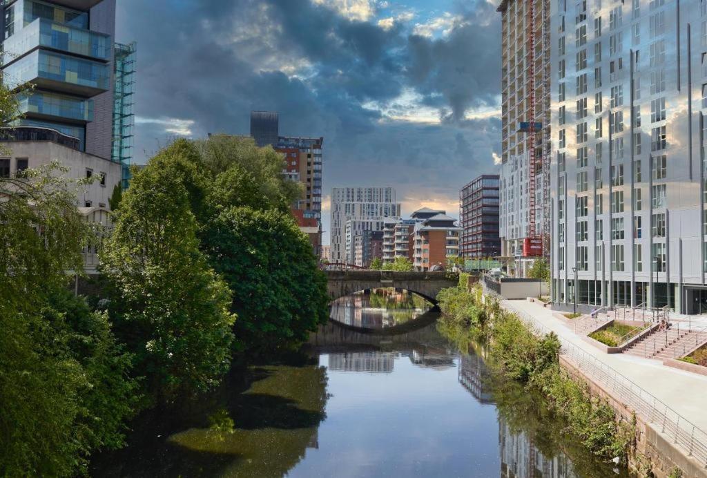 Adelphi Wharf Luxury Apartments Манчестер Экстерьер фото